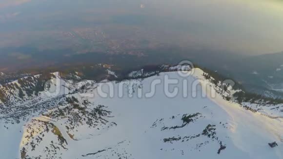 奥地利阿尔卑斯山脉山脚下的大城市空中全景高雪峰视频的预览图