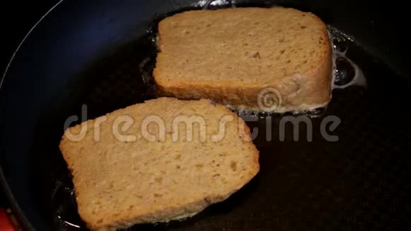 做烤面包做烤面包的厨师法式吐司炒锅视频的预览图