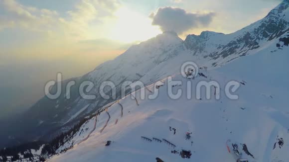 阿尔卑斯山的滑雪胜地雪覆盖的山脉索道视频的预览图