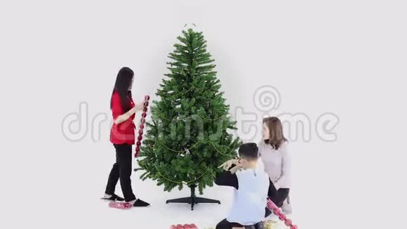 有人帮你准备了三个圣诞节视频的预览图