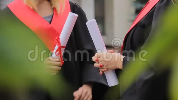 女毕业生拿着红丝带系着的文凭聊天视频的预览图