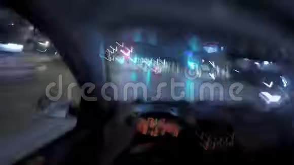 在夜间驾驶汽车的片段记录的第一个人视频的预览图