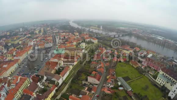 从直升机上观看具有历史建筑的欧洲城市的空中拍摄视频的预览图