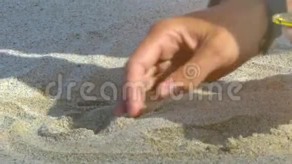 女孩手与手表挖掘从沙子特写金比特币视频的预览图