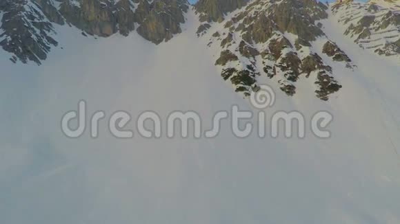 令人叹为观止的雪山峰全景受欢迎的滑雪胜地奥地利阿尔卑斯山视频的预览图