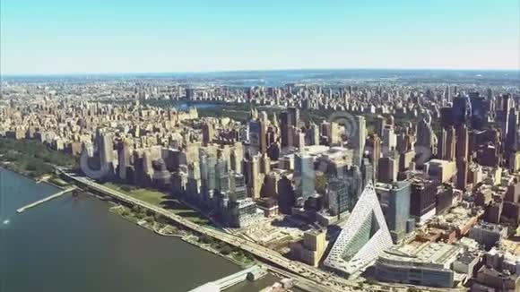 纽约是一个鸟瞰城市词的摩天大楼视频的预览图