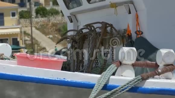 钓鱼船上的生锈锚视频的预览图