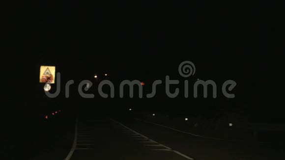 夜间道路行驶交通标线交通工具的视角视频的预览图
