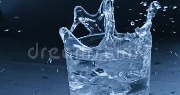 两个冰块掉进一个杯子里水造成飞溅慢动作2k视频推240fps视频的预览图