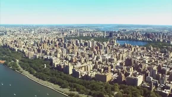 纽约是一个鸟瞰城市词的摩天大楼视频的预览图