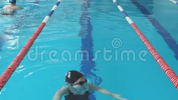 游泳健将女孩在游泳池里跳跃和欢呼视频的预览图