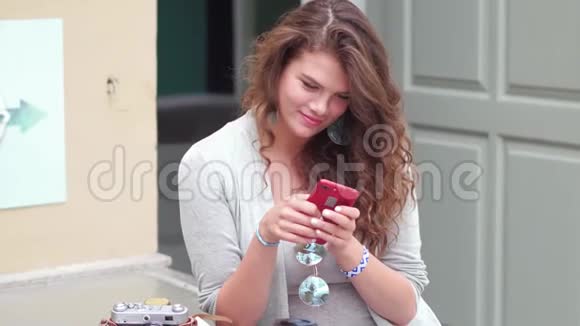 带着迷人的年轻女人在手机上键盘的录像视频的预览图