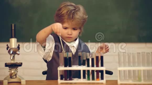 回到学校快乐时光孩子在黑板的背景下上课学习化学科学化学课视频的预览图