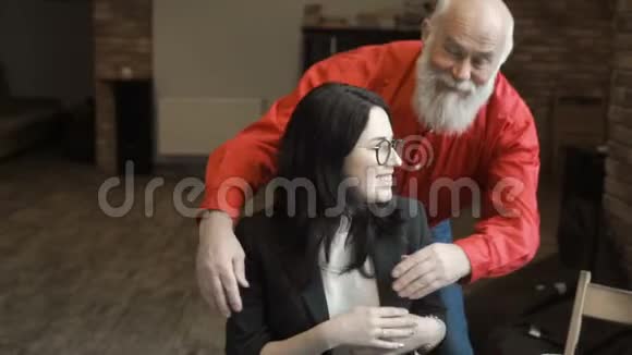 祖父拥抱孙女视频的预览图