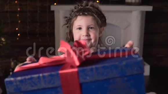 女孩展示圣诞礼物和微笑视频的预览图