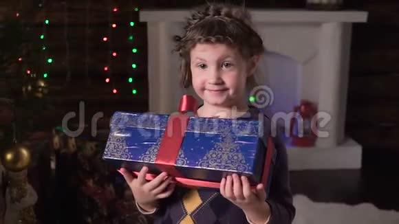 女孩展示圣诞礼物和微笑视频的预览图