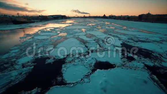 冬天漂流在河上的冰视频的预览图