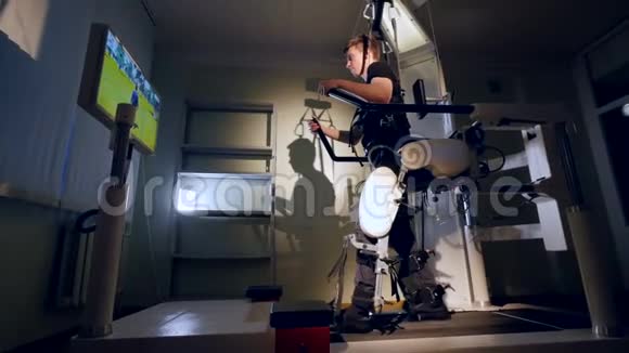 康复中心为残疾患者提供仿生未来疗法4K视频的预览图