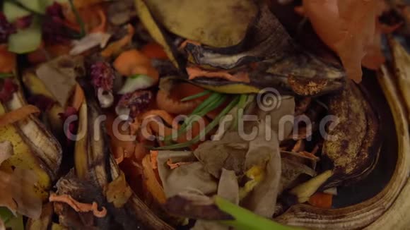 有机厨房垃圾用于堆肥和剩余的各种食物视频的预览图