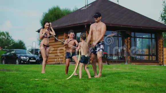 夏天一家人在乡间小屋的后院里尽情地玩水和打鼾视频的预览图