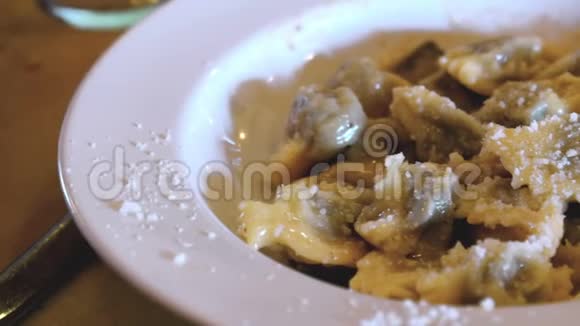 阿格诺洛蒂阿诺利尼与帕尔马传统意大利美食变化的馄饨意大利面从埃米莉亚伦巴迪和皮埃蒙特视频的预览图