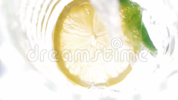 用切好的柠檬薄荷和冰块把冷水倒进罐子里视频的预览图