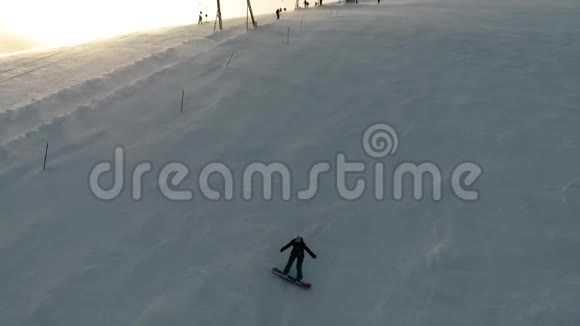 向德拉戈布拉特进行空中射击滑雪者骑在滑雪坡附近积雪的斜坡上视频的预览图