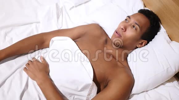 躺在床上咳嗽的非洲男人视频的预览图