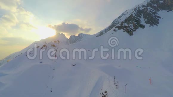 滑雪胜地淡季诺德凯特雪山山坡上的空绳道视频的预览图