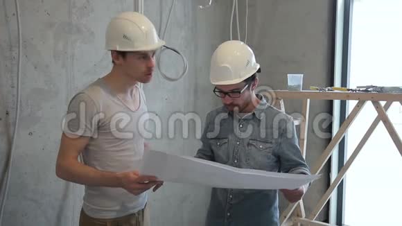 两名考虑修理计划的员工站在室内视频的预览图