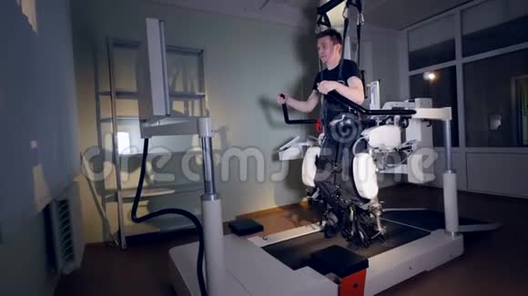 虚拟现实给受伤的脚带来奇迹视频的预览图