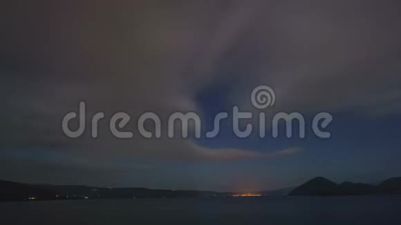 日落著名的托亚湖与约提山的夜光视频的预览图