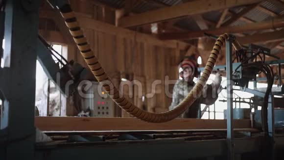 在工业锯机上用安全帽切割木材视频的预览图
