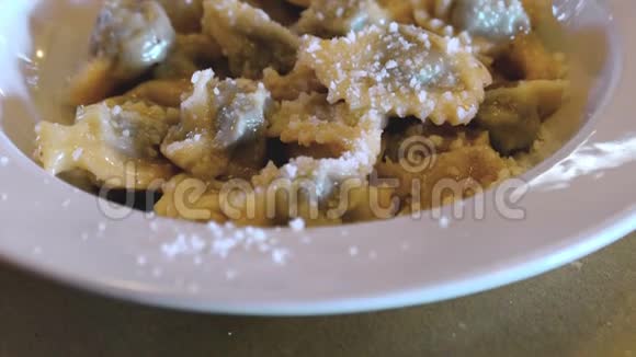 阿格诺洛蒂阿诺利尼与帕尔马传统意大利美食变化的馄饨意大利面从埃米莉亚伦巴迪和皮埃蒙特视频的预览图