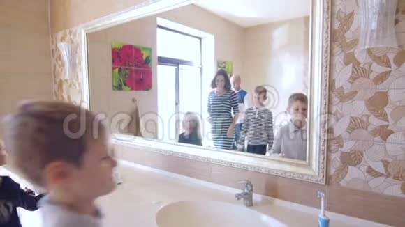 家人在浴室刷牙视频的预览图