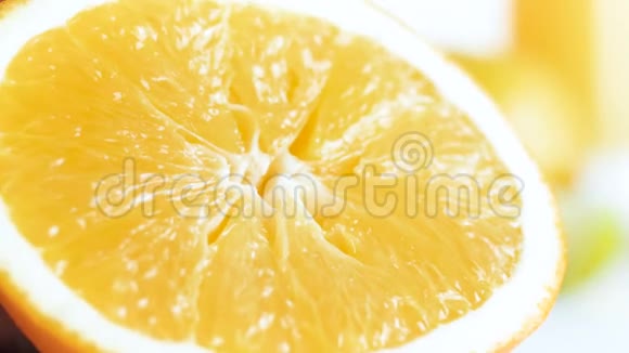 新鲜橙色被挤在白色桌子上的宏4k镜头视频的预览图