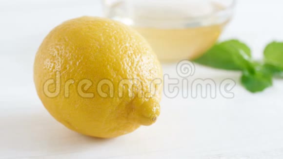 在白色木桌上用沙特刀切熟黄柠檬的4k镜头视频的预览图