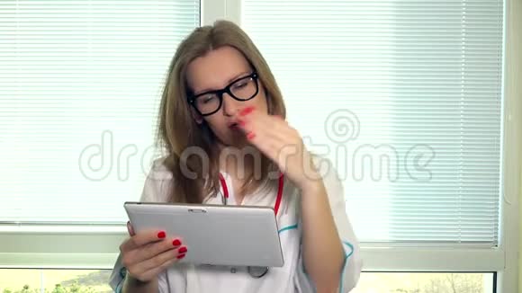 女医生用平板电脑视频聊天解释病人诊断视频的预览图
