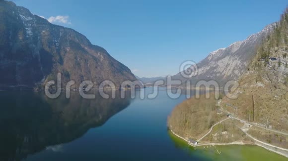 高山上湛蓝的天空湖光山色国家公园度假视频的预览图