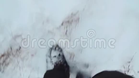 人在雪地里行走从第一人称的俯视图视频的预览图