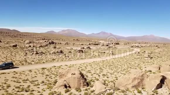 岩石之谷瓦莱德拉斯罗卡斯在玻利维亚Altiplano附近的乌尤尼盐滩视频的预览图