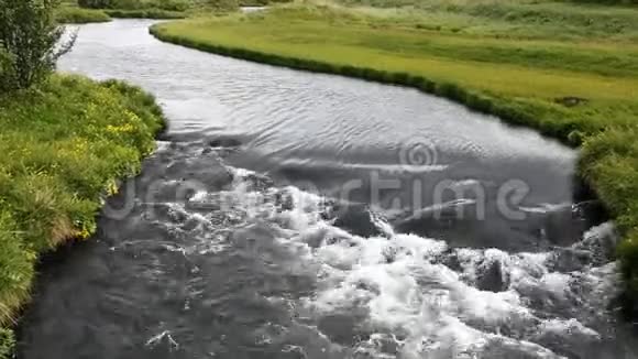 有非常绿色植被的河流视频的预览图