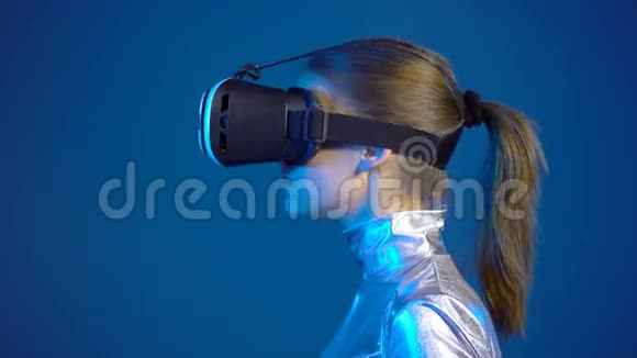 戴着虚拟现实谷歌的女人看着空白的复印空间视频的预览图