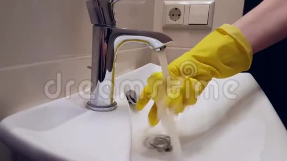 女人在手套海绵下洗手卫生水龙头浴室视频的预览图