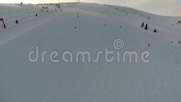 山坡带滑雪升降机雪山供滑雪者使用Drun射击视频的预览图