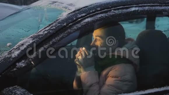 冬天在车里喝咖啡的女人视频的预览图