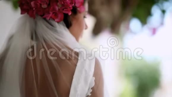 结婚纪念日木头背景上美丽的新娘希腊视频的预览图