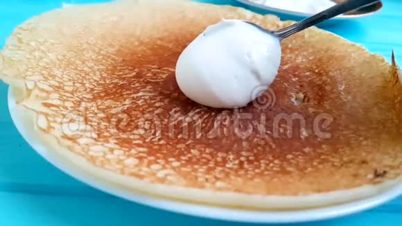 煎饼酸奶油慢动作视频的预览图