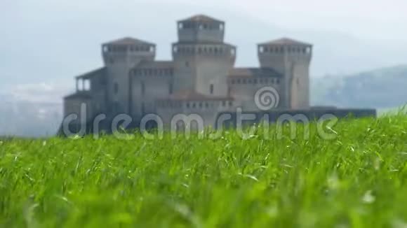 帕尔马意大利托雷奇亚拉城堡通过多风草甸山谷全景埃米莉亚罗马尼亚地区视频的预览图