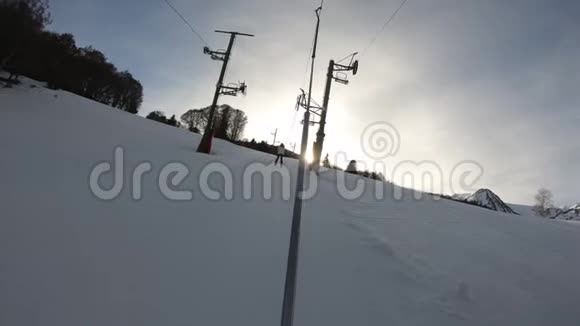 在法国比利牛斯山脉的滑雪坡上骑着臀部视频的预览图